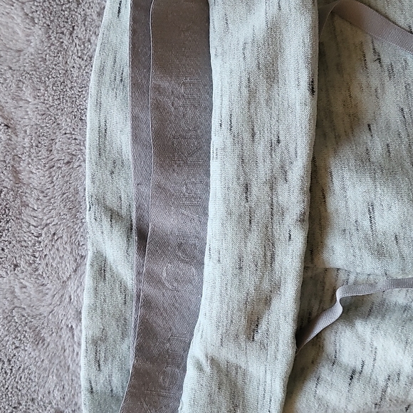 Calvin Klein capri/cropped Joggers (A) - Picture 3 of 7